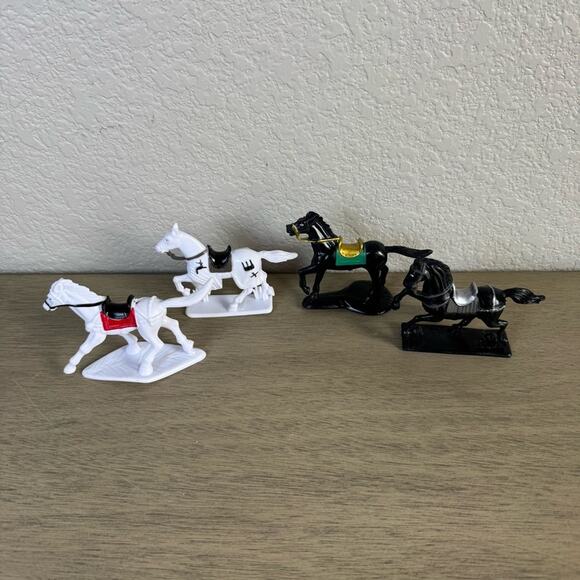 Set of 4 Plastic Horses – 1/32 Scale (Two Black & Two White) - Picture 2 of 4